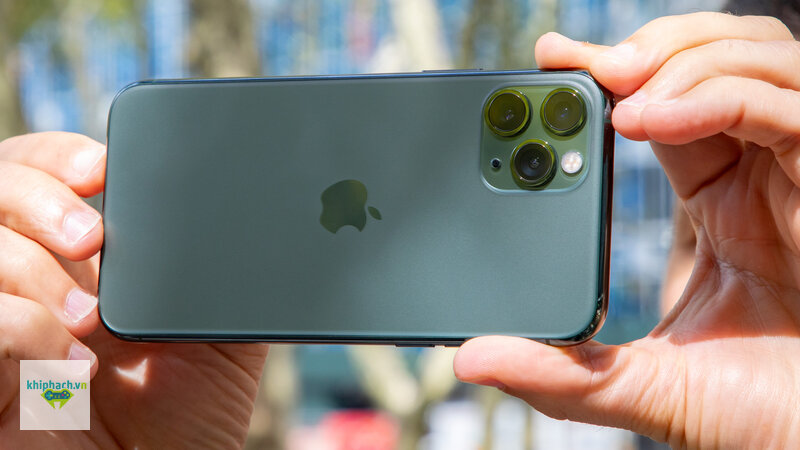 iPhone 11 - Vì sao pin chai lại làm máy chậm